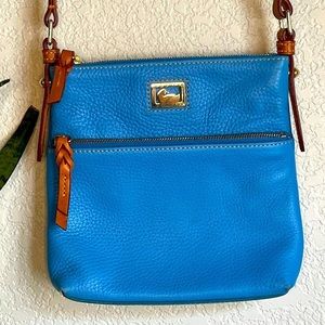 NWOT Dooney&Bourke pebble grain crossbody in blue